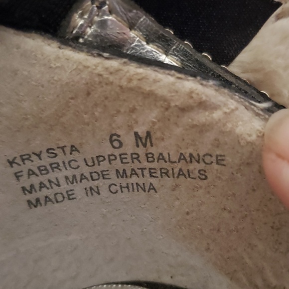 Black satin heels between 3" and 4" - Picture 7 of 8